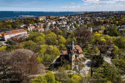 Sopocka Majówka z biblioteką przy ulicy Goyki. Kamienica...