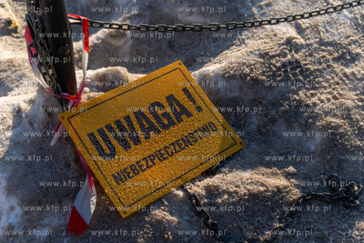 Spacerowicze na skutej lodem Motławie w Gdańsku....