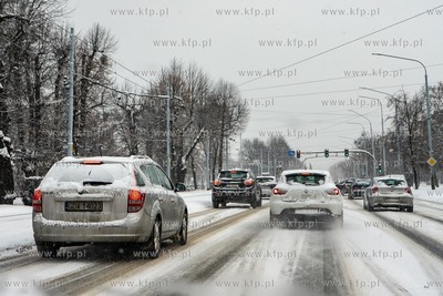 Zima na drogach. Nz. Al. Zwycięstwa. 11.02.2021 /...