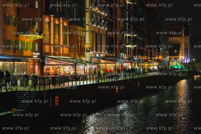 Gdańsk po zmroku. Nz. Tłum na Wyspie Spichrzów....