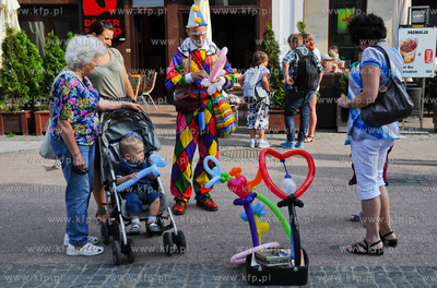 Sopot. Ulica Bohaterow Monte Cassino. Klaun sprzedajacy...