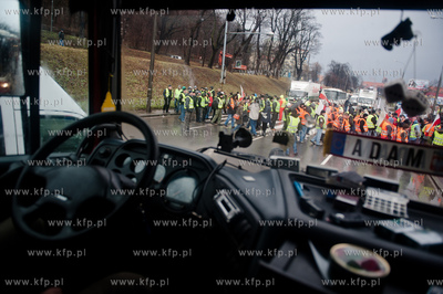 Gdansk. Trakt Sw. Wojciecha. Rybacy blokujac przejscie...