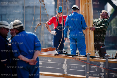 Gdansk. Stocznia Remontowa. Operacja stawiania pierwszego...