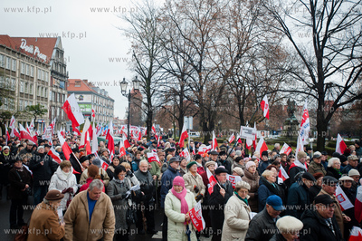 Gdansk. Marsz sympatykow Prawa i Sprawiedliwosci oraz...