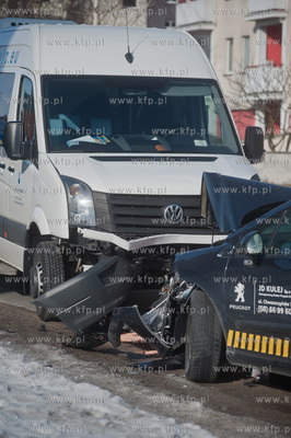 Gdansk. Ul. Piotrkowska. Zderzenie czolowe busa oraz...