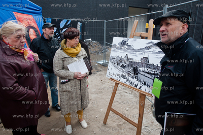Gdansk. Pierwszy spacer Gdanszczan po Murze Teatru...