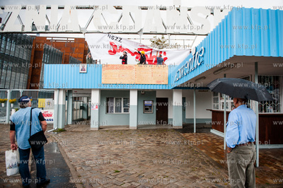 Gdansk. Zwiazkowcy wieszaja tranparent NSZZ Solidarnosc...