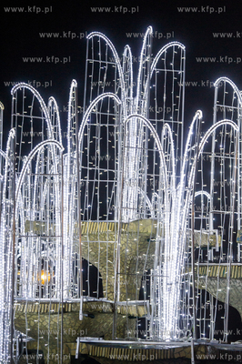 Gdynia. Swiateczne iluminacje na fontannie na skwerze...