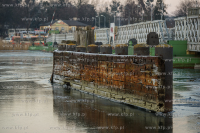 Skuta lodem Martwa Wisla na wysokosci mostu pontonowego...