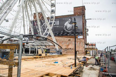 Gdansk. Montaz kola widokowego na Wyspie Spichrzow.
13.06.2016
fot....