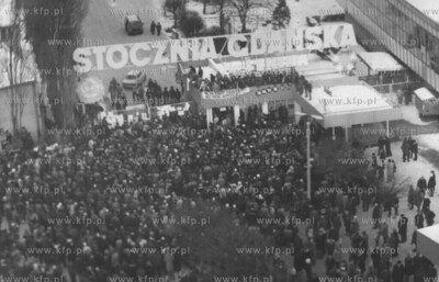 Brama nr 2 Stoczni Gdanskiej w dniu wprowadzenia Stanu...