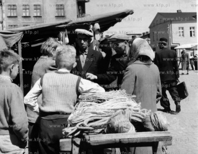 Targ na rynku w Kartuzach, na pierwszym planie stoisko...