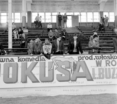 Trybuna z reklama filmu Pokusa na stadionie Lechii...