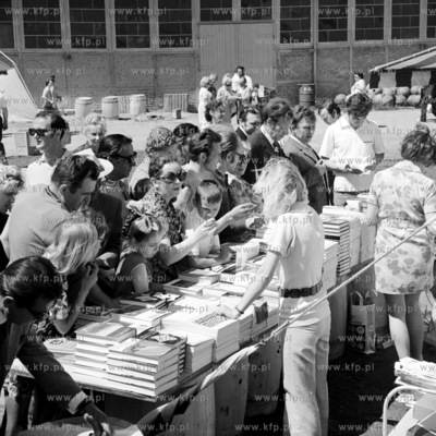 Kiermasz ksiazki na I Targach Rybnych w Gdyni.24.06.19736czerwiec73_z.kosycarz_p56Fot....