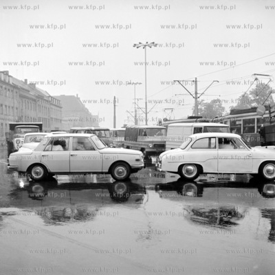 Opady deszczu spowodowaly liczne utrudnienia w ruchu...