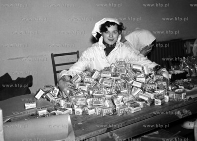 Felicja Cyra, pakowaczka Przedsiębiorstwa Obrotu Spożywczego...