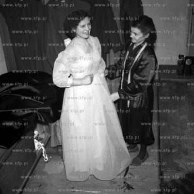 Ostanie przymiarki sukni balowej w pracowni krawieckiej....