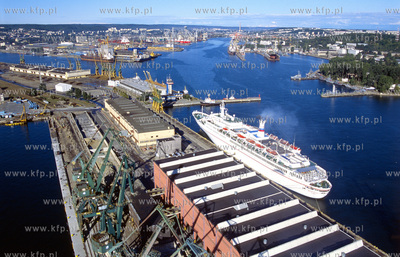 Port Gdynia z lotu ptaka. Przy Nabrzezu Francuskim...