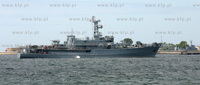 ORP Wodnik - okret szkolny Marynarki Wojennej wplywajacy...