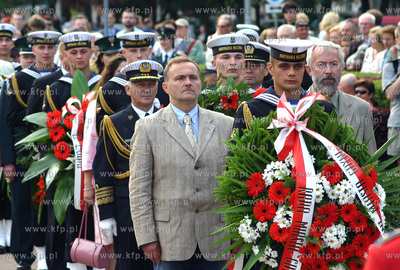 Zlozenie kwiatow i wiencow na plycie Marynarza Polskiego...