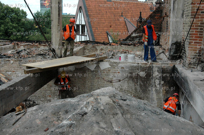 Odbudowa kosciola Sw. Katarzyny w Gdansku. Nz. Robotnicy...