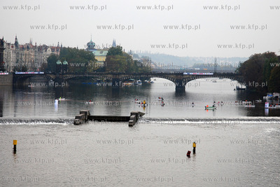 Praga (Czechy). Nz .Weltawa - widok z Mostu Karola
Fot....