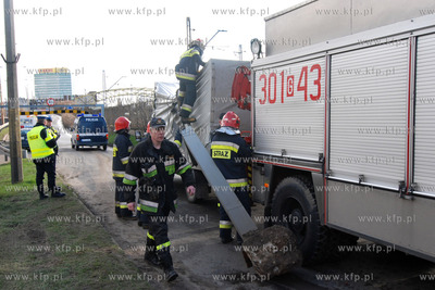 Gdansk Stocznia. Samochod dostawczy wjezdzajac na wiaduk...