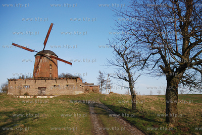 Zdrzewno, miejscowosc w gminie Wicko. Zabytkowy wiatrak...
