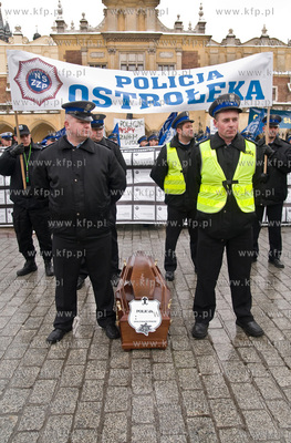 Krakow. Protest sluzb mundurowych przeciwko projektowi...
