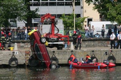 Szczecin. Od wczesnych godzin rannych sluzby ratownicze...