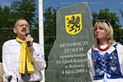 XI Zjazd Kaszubow w Bytowie. Odsloniecie przez prof....