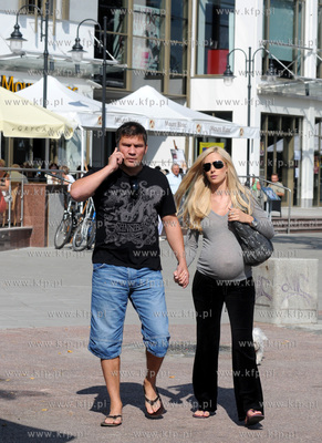 Sopot. Centrum Haffnera. Dariusz Michalczewski z zona...