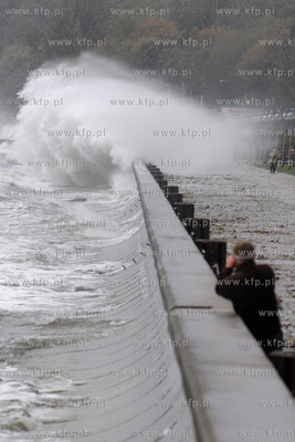 Gdynia. Sztorm na Zatoce Gdanskiej spowodowany przez...