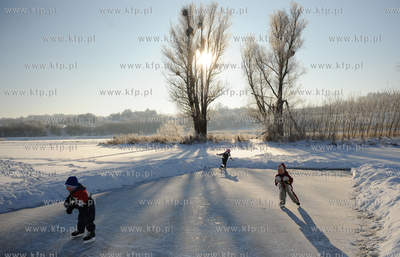 Gdansk Zakoniczyn. Zimowy krajobraz pelen sniegu. Mieszkancy...