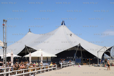 Na plazy w Srodmiesciu Gdynitrwa montaz gigantycznego...