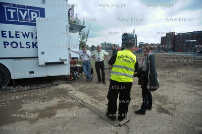 Budowa sceny glownej na ktorej w rocznice 30-lecia...