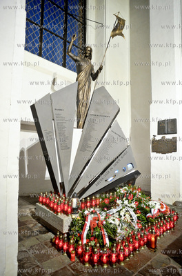 Pomnik ku czci pamieci ofiar katastrofy smolenskiej...