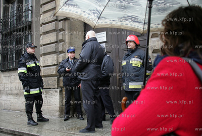 Alarm bombowy w budynku Sadu Okregowego w Gdansku na...