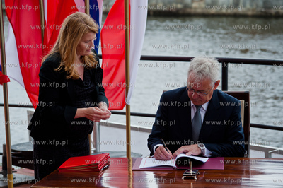 Gdansk, taras Polskiej Filharmonii Baltyckiej. Podpisanie...