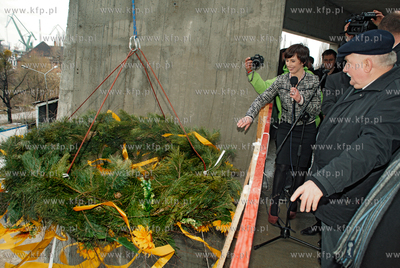 Gdansk. Uroczystosc zawieszenia wiechy na budowanym...