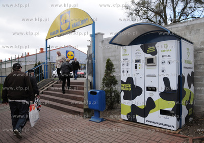 Mlekomat przy Placu Dworcowym w Gdyni Chyloni. 13.04.2012...