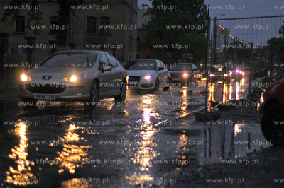 Obfite opady deszczu spowodowaly liczne podtopienia...
