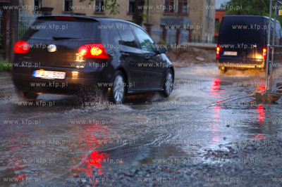 Obfite opady deszczu spowodowaly liczne podtopienia...