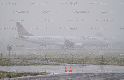 Port Lotniczy im. Lecha Walesy w Gdansku.Nz. Embraer...