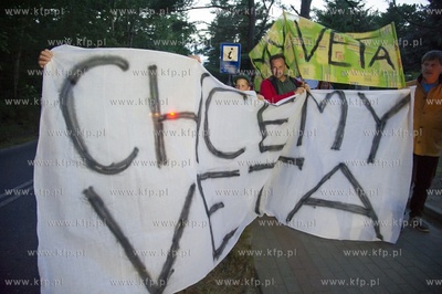 Jurata. Protest 3XNIE przy wjezdzie do letniej rezydencji...