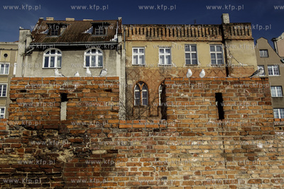Gdańsk. Domu i fragmenty starego muru przy ul. Za...