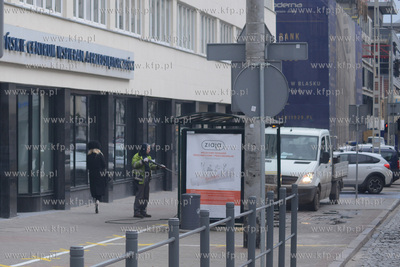 Gdynia. Mycie wiaty przystankowej na ul. 10-Lutego...