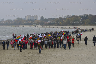 Sopot. Molo. Protest Kobiet po wydanym orzeczeniu Trybunalu...