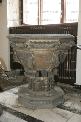 Uratowane zabytki ze spalonego kosciola sw. Katarzyny...