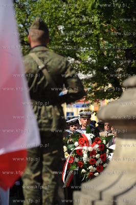 Gdansk. Obchody rocznicowe Konstytucji 3 Maja, kwiaty...